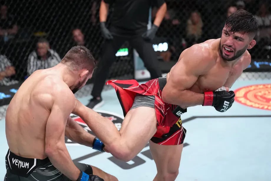 Arman Tsarukyan landing a spinning back kick against Damir Ismagulov en route to a decision victory. Credits to: Jeff Botari - Zuffa LLC.