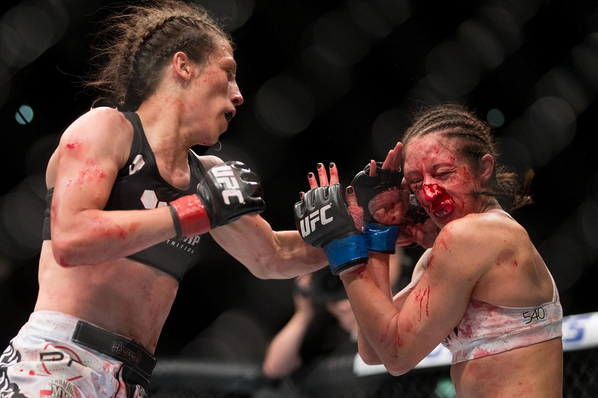 Joanna Jędrzejczyk pieces up Jessica Penne. Credit: Bleacher Report.