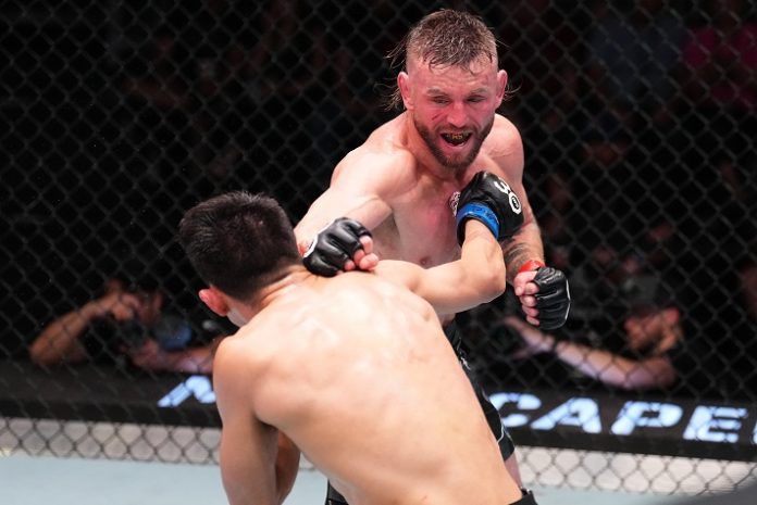 Tim Elliott outstriking Victor Altamirano in his last performance. Credits to: Chirs Unger - Zuffa LLC.