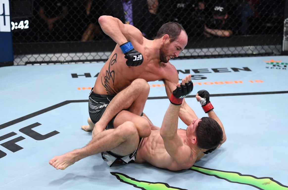 Damon Jackson pounds to a win vs. Charles Rosa. Credits to: Zuffa LLC