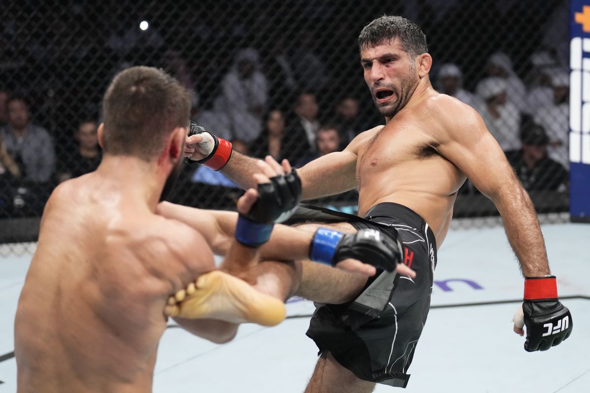 Beneil Dariush launches a kick at Mateusz Gamrot. Credit: MMA Fighting.