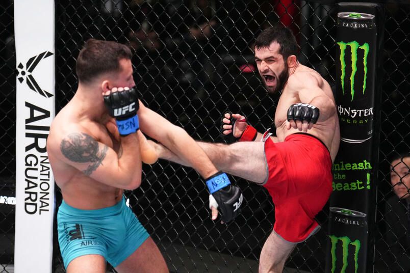 Timur Valiev landing against Trevor Wells. Credits to: Chris Unger - Zuffa LLC.