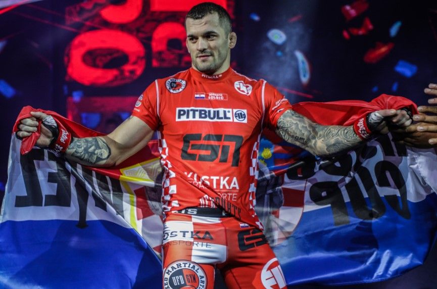 Roberto Soldic representing Croatia with his flag. Credits to: ONE Championship.