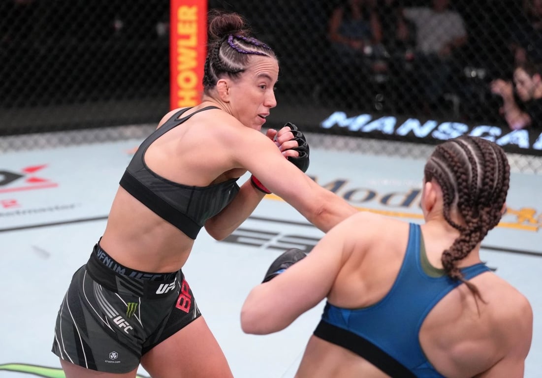 Maycee Barber battles Montana De La Rosa during the UFC Fight Night event at UFC APEX on April 23, 2022 in Las Vegas, Nevada. Credit: Jeff Bottari/Zuffa LLC.