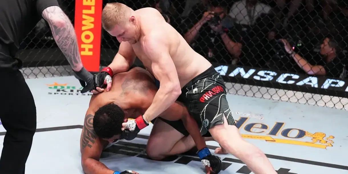 Sergei Pavlovich finishing Curtis Blaydes in his first UFC main event. Credits to: Chris Unger - Zuffa LLC.