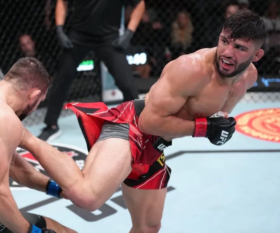 Arman Tsarukyan landing a spinning back kick against Damir Ismagulov. Credits to: Jeff Bottari - Zuffa LLC.