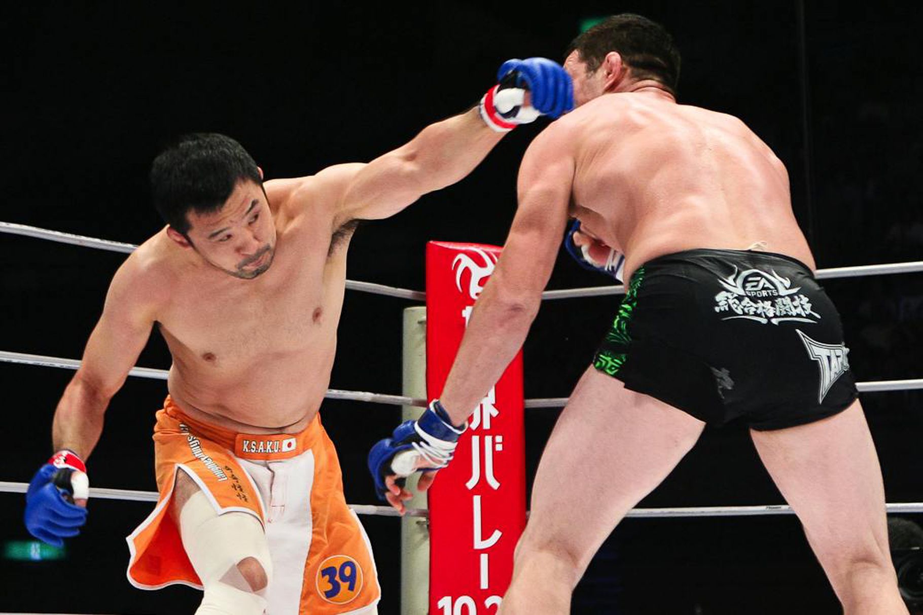 Kazushi Sakuraba throwing an overhand left. Credits to: Daniel Herbertson-MMA Fighting.