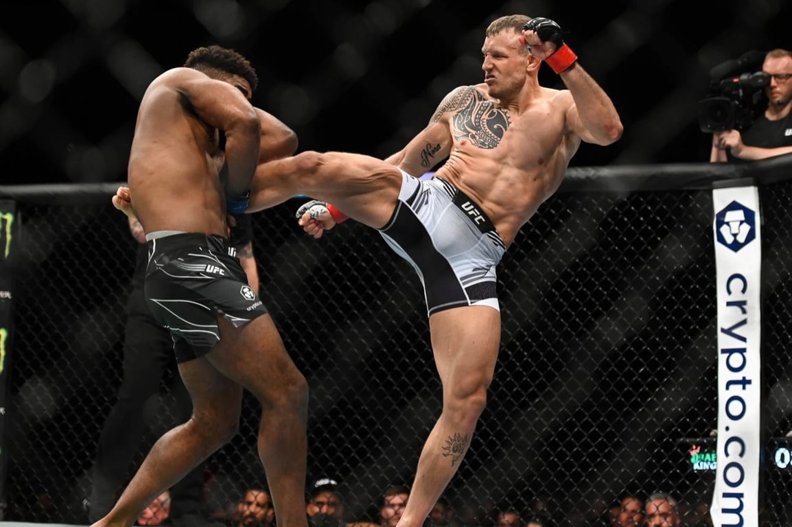 Jack Hermansson rips the body of Chris Curtis. Credits to: Per Halijestam-USA TODAY Sports