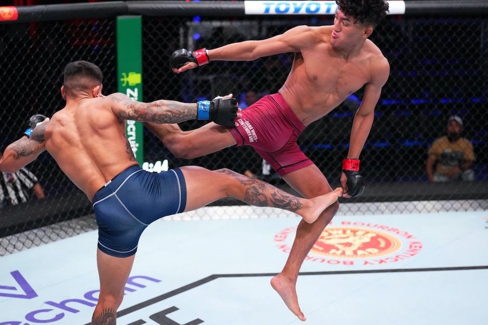Rosas lands a kick on Mando Gutierrez. Credits to: Zuffa LLC.