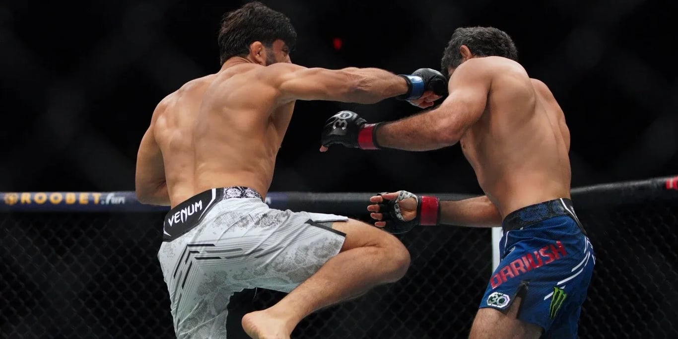 Arman Tsarukyan finishing Beneil Dariush. Credits to: Dustin Safranek - USA TODAY Sports.