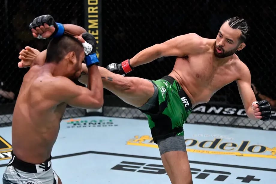 Kyler Phillips going to war against Ralian Paiva. Credits to: Jeff Bottari - Zuffa LLC.