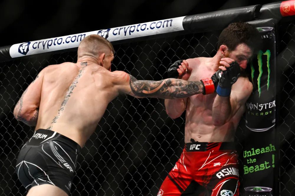 Chris Duncan lands a stinging right hand on Yanal Ashmouz. Credit: MMA Junkie.