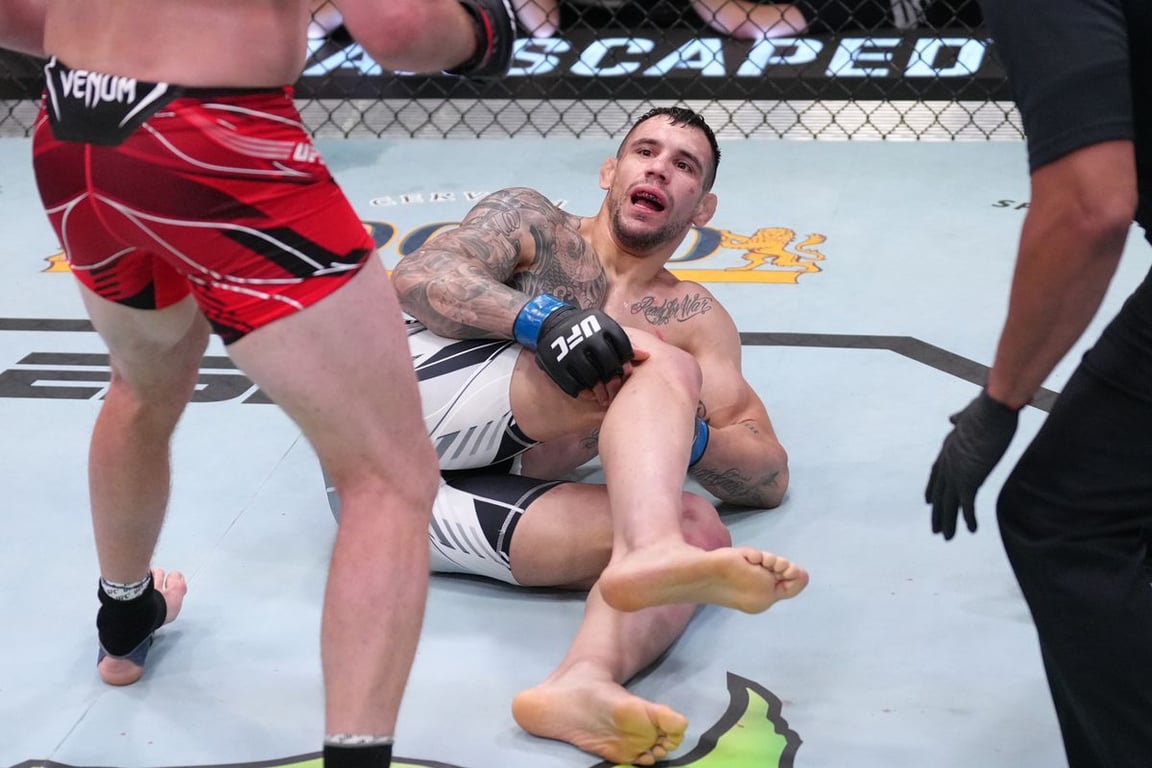 Aleksander Rakic grabbing his damaged knee. Credits to: Jeff Bottari-Getty Images
