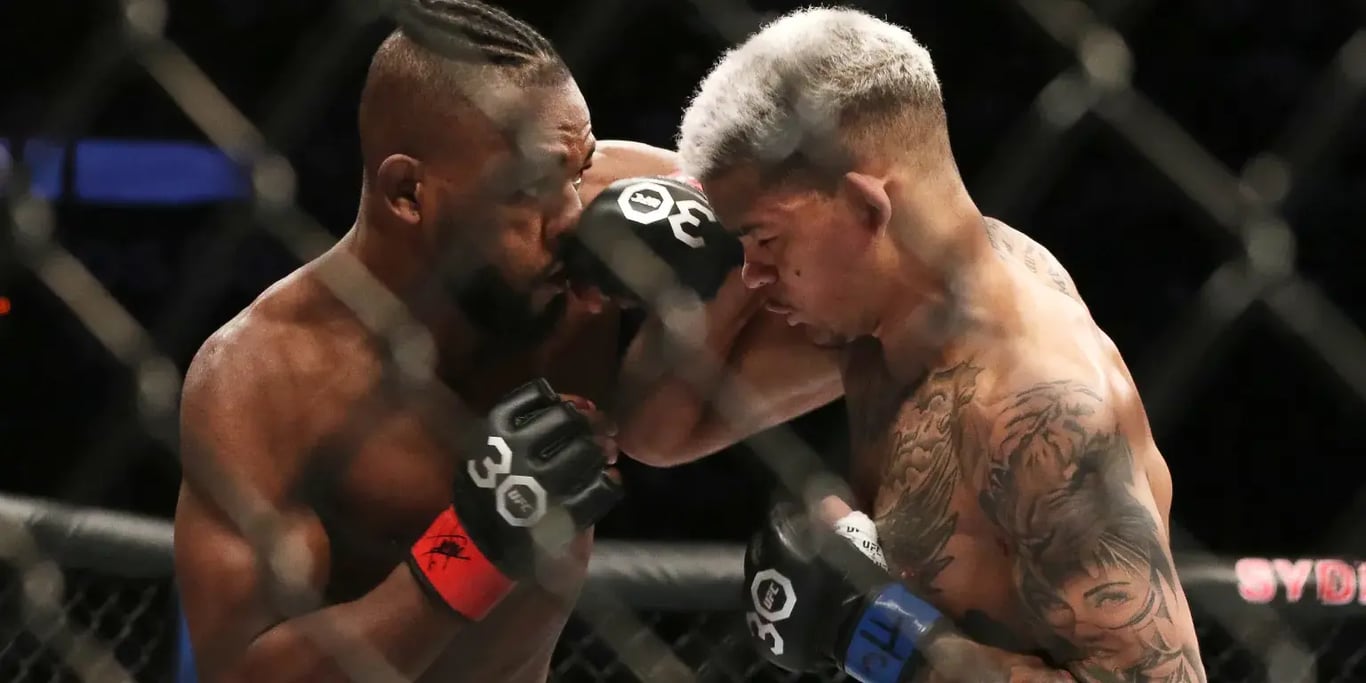 Manel Kape scrapping with Felipe Dos Santos in their Fight of The Night bout. Credits to: Jasmin Frank - USA TODAY Sports.