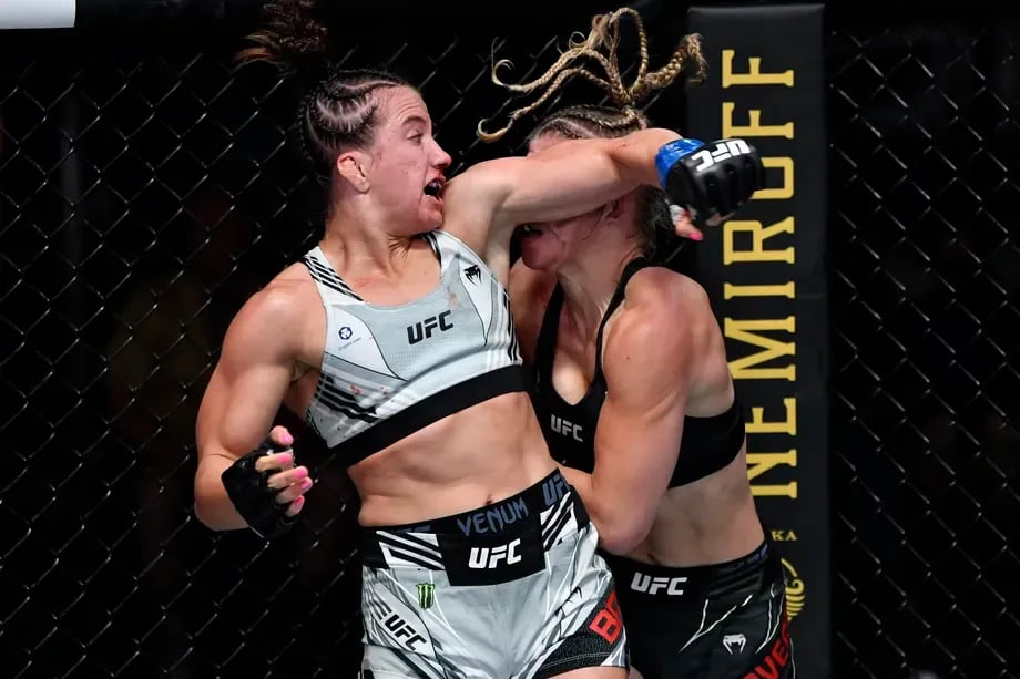 Maycee Barber lands a spinning back elbow on Montana De La Rosa. (Jeff Bottari/Getty Images)