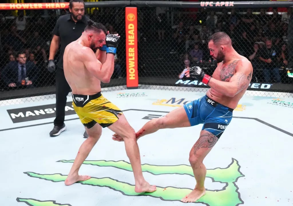 Michel Pereira and Santiago Ponzinibbio during their three-round war. Credits to: Chris Unger - Zuffa LLC.