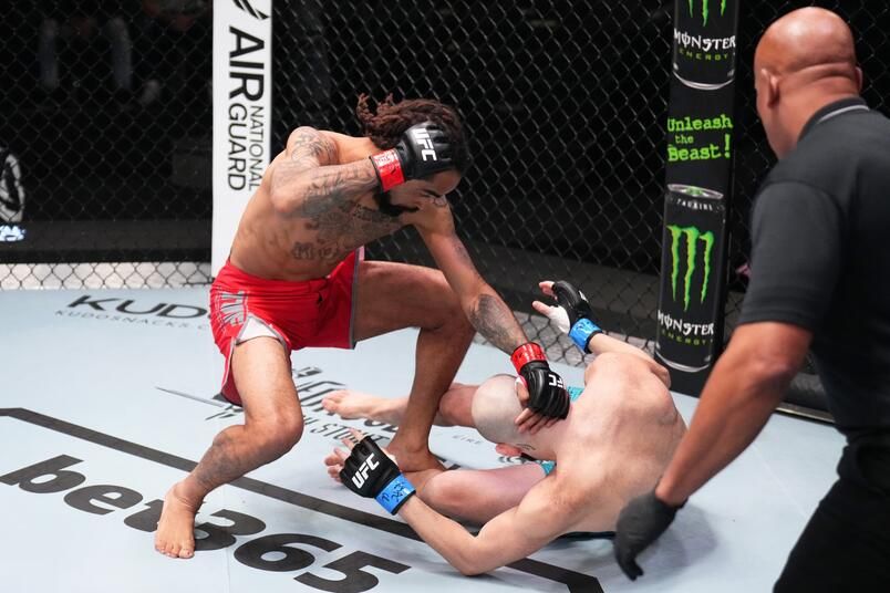 Roosevelt Roberts TKOing Nate Jennerman in the first round. Credits to: Chris Unger - Zuffa LLC.