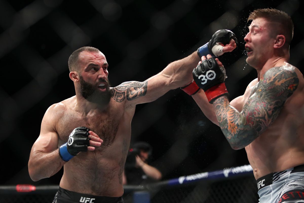 Roman Dolidze cracks Marvin Vettori with a jab. Credit: MMA Mania.