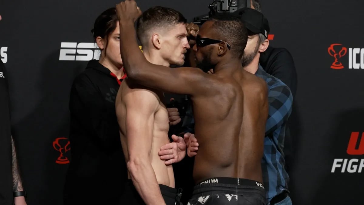 Manel Kape facing off against David Dvorak. He won the fight via unanimous decision. Photo by MMA Junkie.