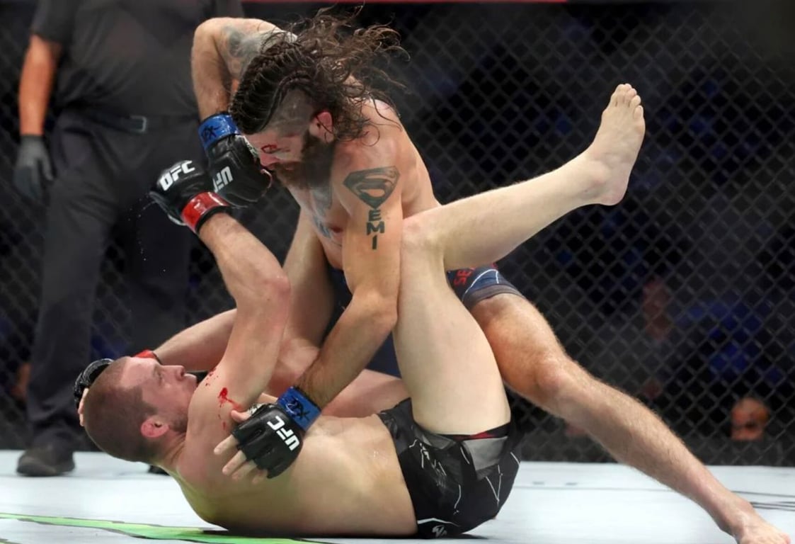 Matthew Semelsberger nearly finishes Alex Morono. Credits to: Zuffa LLC
