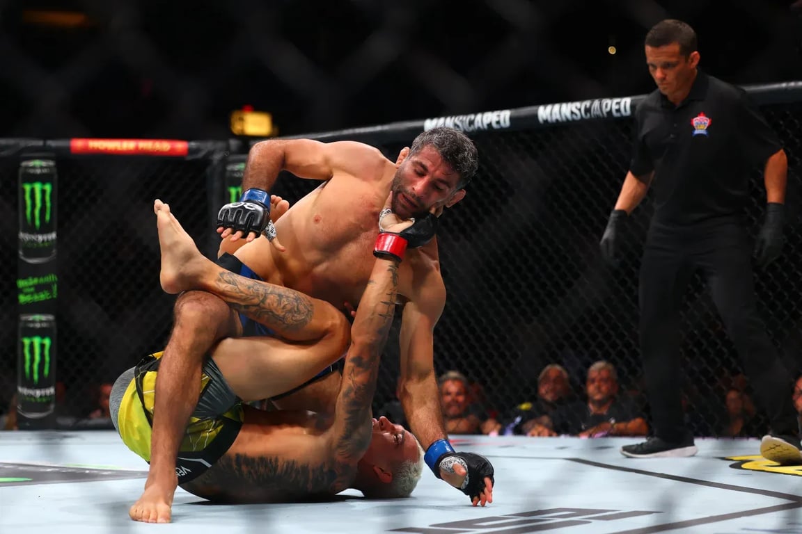 Beniel Dariush grappling with Charles Oliveira at UFC 289. Credits to: Sergei Belski - USA TODAY Sports.