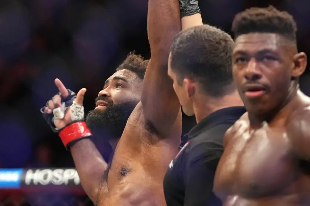 Chris Curtis gets his hand raised at UFC 282. Credits to: Stephen R. Sylvanie-USA TODAY Sports