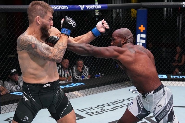 Khalil Rountree Jr. striking vs. Chris Daukaus. Credits to: Al Powers - Zuffa LLC.