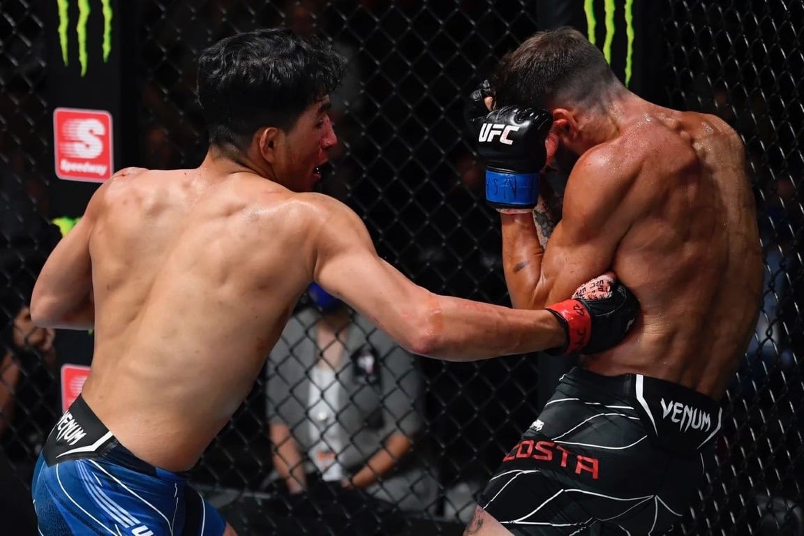 Adrian Yanez putting a body shot on Randy Costa. Credits to: Zuffa LLC.