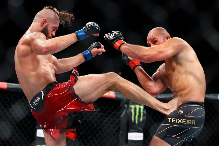 Jiří Procházka had to dig deep against Glover Teixeira. Credits to: Yong Teck Lim - Getty Images.