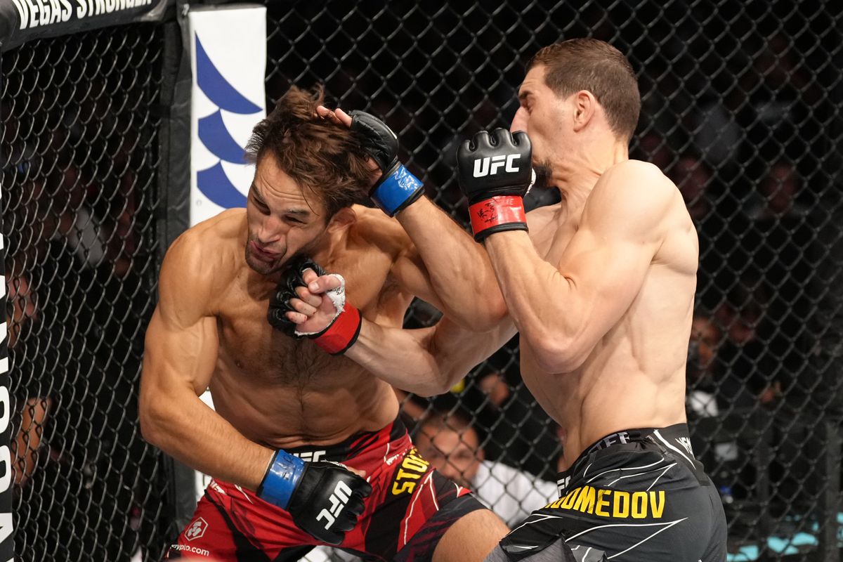 Abus Magomedov blasts Dustin Stoltzfus with an uppercut. Credit: DraftKings Network.