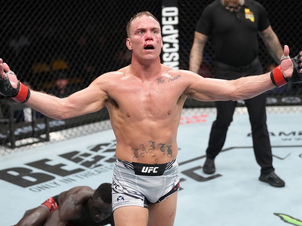 Nate Landwehr embracing the crowd mid-fight with David Onama. Credits to: MMA Fighting Newswire - MMA Fighting.