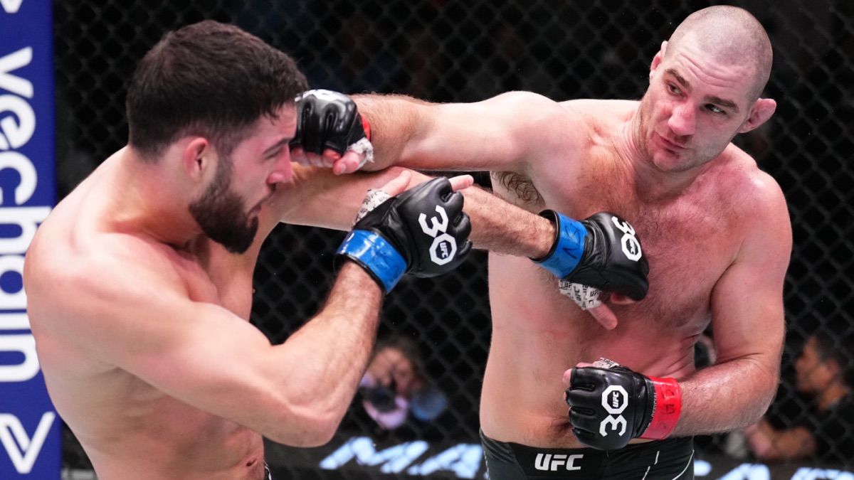Sean Strickland swarming Nassourdine Imavov. Credits to: Zuffa LLC.