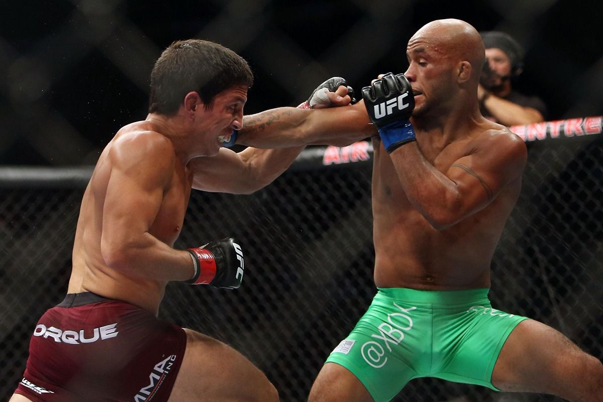 Demetrious Johnson throws a jab at Joseph Benavidez. Credit: Bleacher Report.
