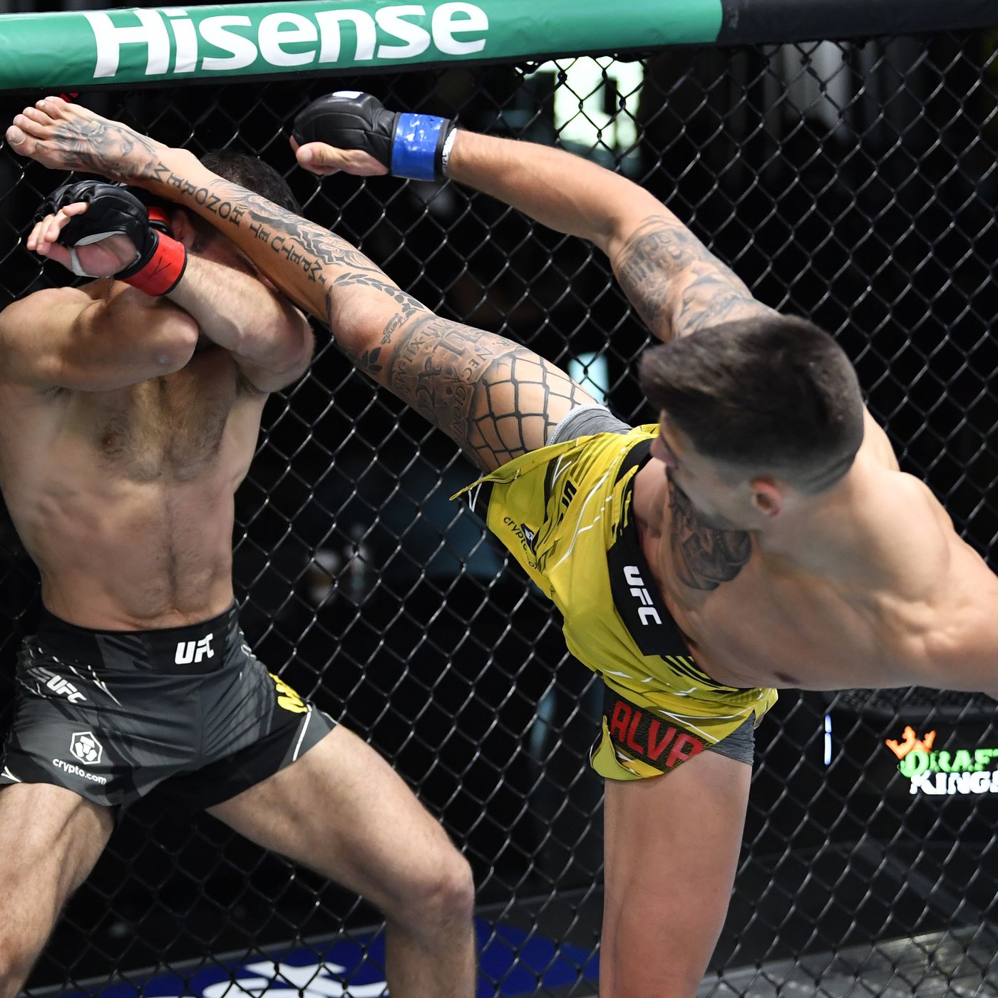 Joel Alvarez in his win against Thiago Moises. Photo by Chris Unger, Zuffa LLC.