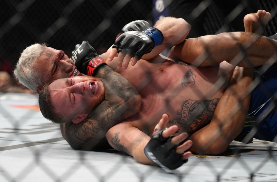 Charles Oliveira submits Justin Gaethje in the first round. Credits to: Jeff Botari/Zuffa LLC