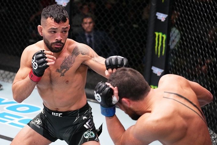 Dan Ige throws a jab at Damon Jackson. Credit to: Cageside Press.