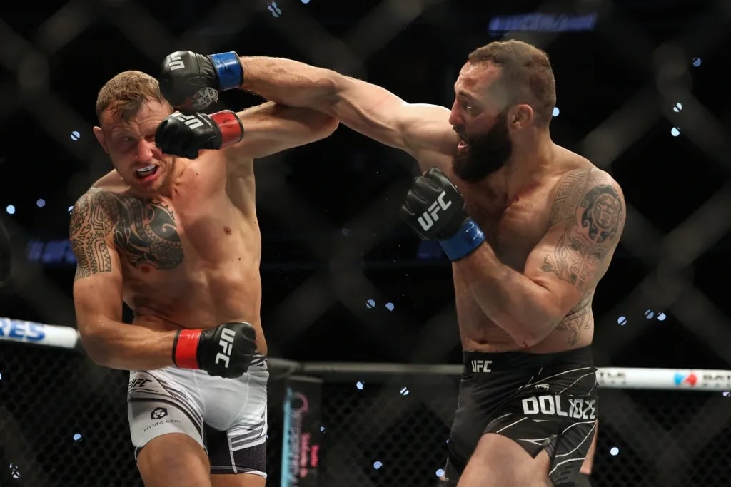 Jack Hermansson striking against Roman Doldize at UFC Fight Night: Thompson vs. Holland. Credits to: Nathan Ray Seebeck - USA TODAY Sports.