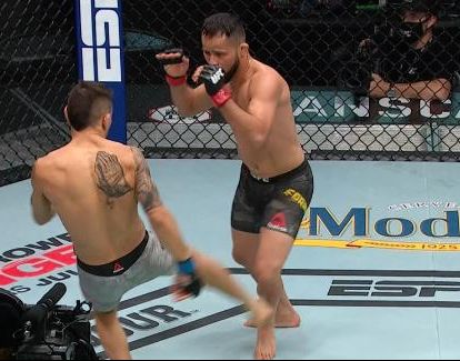 Jussier Formiga vs Alex Perez ended via leg kick TKO. Photo by ESPN.
