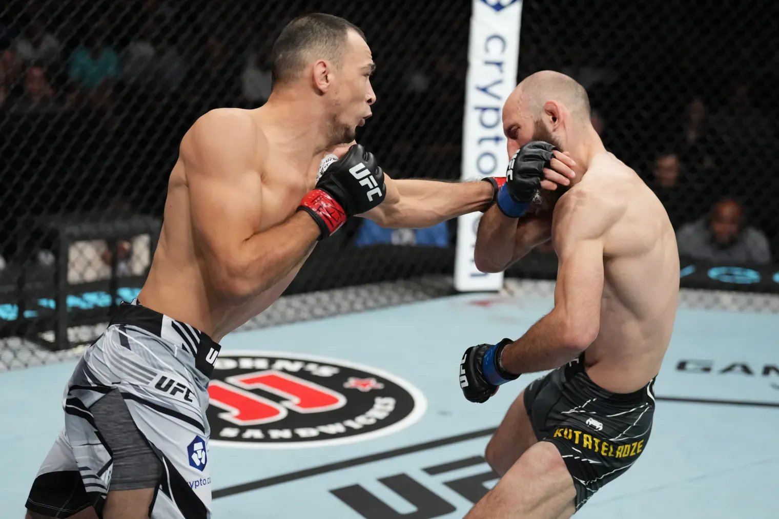 Damir lands a jab on Kutateladze. Credits to: Josh Hedges/Zuffa LLC. 