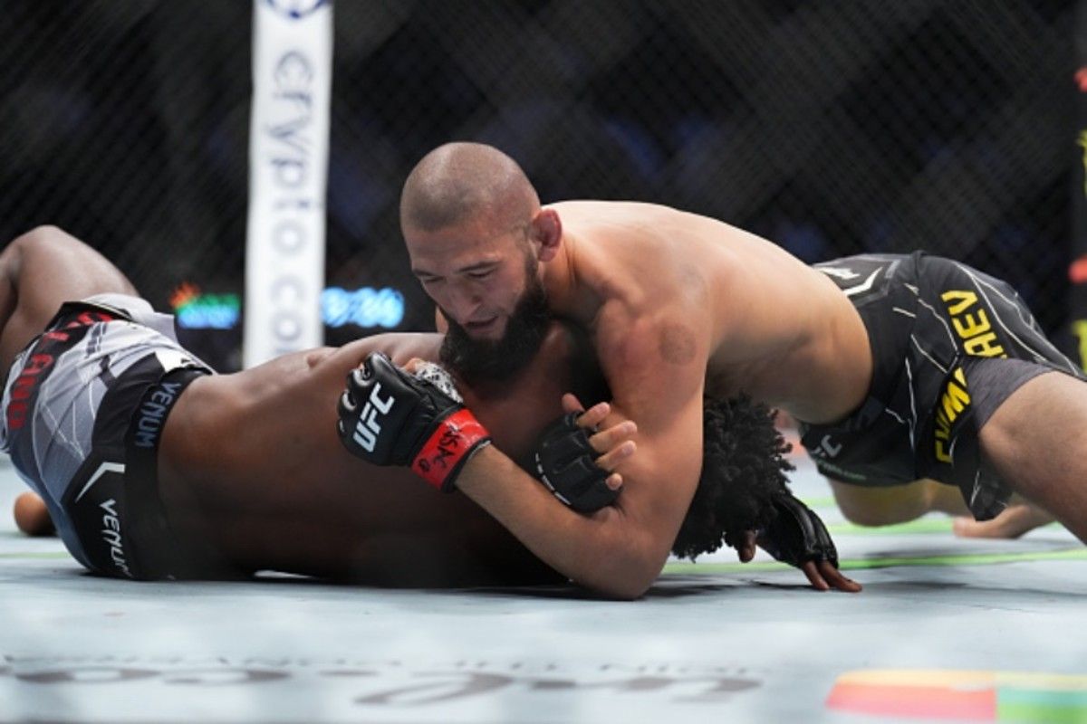 Khamzat Chimaev secures a choke on Kevin Holland. Credit: MMA News.