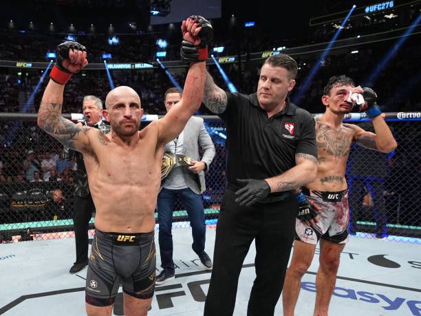 Alexander Volkanovski defeating Max Holloway at UFC 276. Credits to: Jeff Bottari-Zuffa LLC.