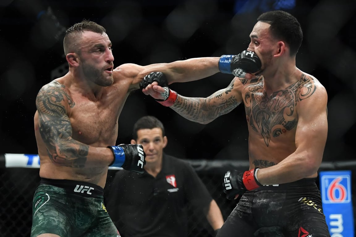 Alex Volkanovski and Max Holloway exchanging strikes. Credits to: Stephen R. Sylvanie-USA TODAY Sports