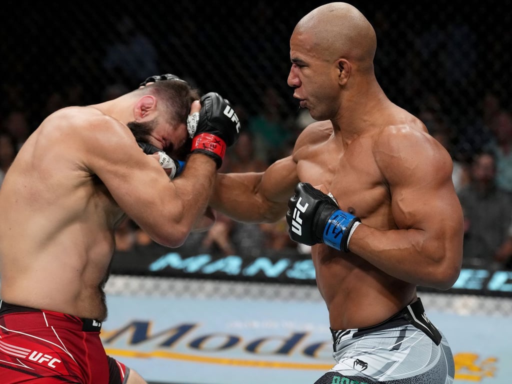 Rodrigues lands a right hand on Marquez. Credits to: Carmen Mandato/Getty Images. 