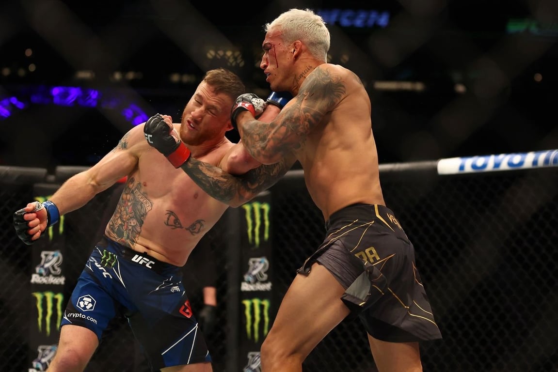 Alex Volkanovski believes that Charles Oliveira holds an advantage over Islam Makhachev on the feet. Credits to: Mark J. Rebilas-USA TODAY Sports