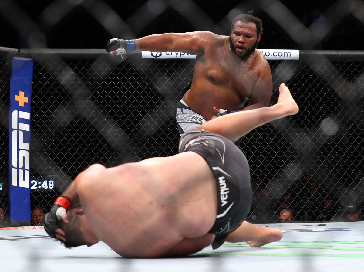 Chris Barnett drops Gian Villante with a spinning wheel kick. Credit: MMA Junkie.