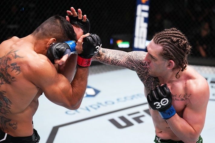 Brendan Allen outstriking André Muniz in their main event clash. Credits to: Chris Unger - Zuffa LLC.