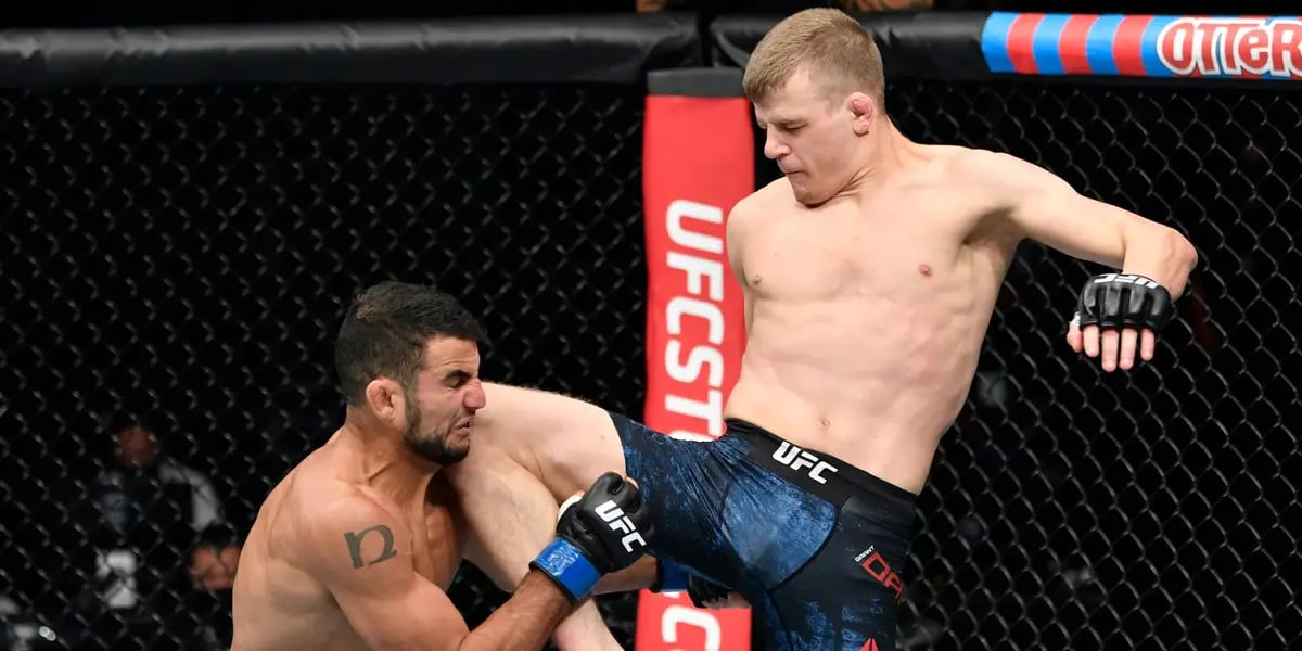 Grant Dawson landing a flush knee on the chin. Credits to: Jeff Botari - Zuffa LLC.
