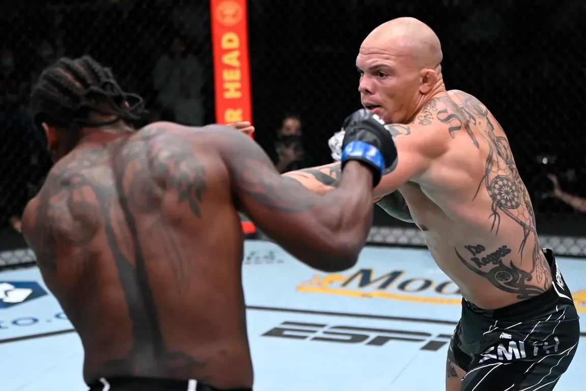 Anthony Smith landing against Ryan Spann in their first bout. Credits to: Jeff Botari - Zuffa LLC.