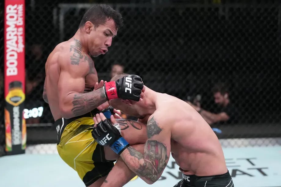 Joaquim Silva landing a flying knee against Jesse Ronson. Credits to: Jeff Bottari - Zuffa LLC.