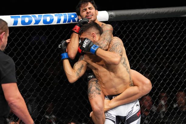 Alexandre Pantoja submitting Alex Perez in round one at UFC 277. Credits to: Josh Hedges-Zuffa LLC.